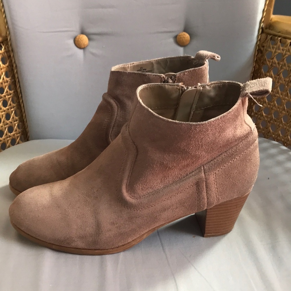 Mossimo supply Co. Gray suede, chunky heel, zip up, ankle booties size 8.5